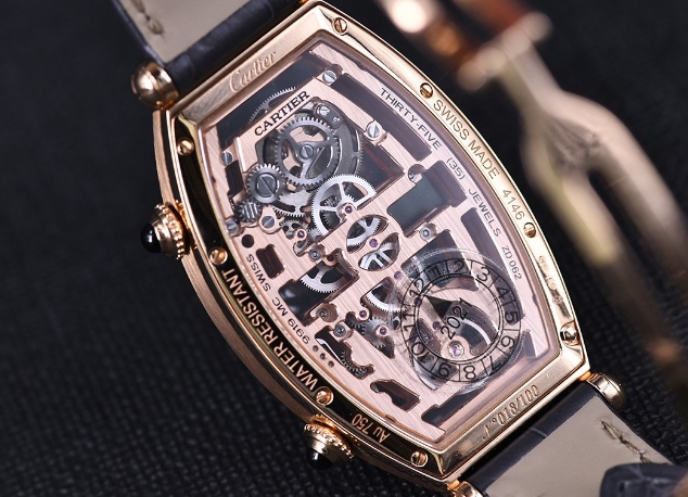 為什么卡地亞手表的指針?biāo)蓜?dòng)？